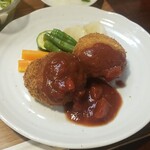 キッチン ブルー グローブ - 牛挽肉と里芋のクロケットのアップ