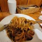 Torattoria Akka - パスタは細麺でアルデンテ、トマトソースはアサリ、青高菜、玉ネギの旨味たっぷり