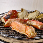 帝王蟹和香菇的炭火燒烤