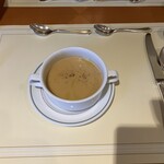 ホテルニューグランド - シルバーセッティングの後、本日のスープ