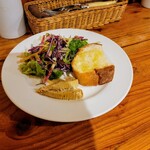 Torattoria Akka - サラダ、パン、小さな前菜