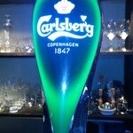 BEBE - 妖艶に光るカールスバーグ