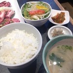 一龍 - ロース・カルビ・ハラミ焼肉ランチ（￥1480）