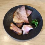 らーめんMAIKAGURA - 別皿特製トッピング (炭火炙り肩ロース、鴨ロース、ローストポーク)