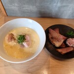 らーめんMAIKAGURA - 鶏白湯麺・別皿特製トッピング
