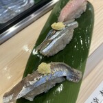 立喰い鮨 海幸 - 本日の光三貫赤酢の握り。上から鰊炙り、キビナゴ、鰯。