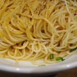 麺庵 利休 - 麺の下にタレ