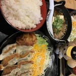 餃子工房 ちびすけ - 肉すい定食の全体図。