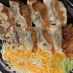 餃子工房 ちびすけ - 肉すい定食のオカズたち。やっぱり逆さまやん。