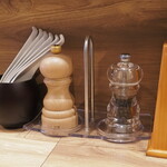 麺庵 利休 - 白＆黒胡椒。調味料はこれだけ