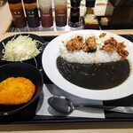 Matsunoya - 松のやの本格唐揚げ黒カレー(並盛)790円 ミニポテキャベ80円