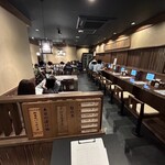 炭火焼和めし処 しんぱち食堂 - 1階カウンター席とテーブル席❗️