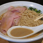 NIBOSHI MANIA - 自家製甘海老煮干とアサリの濃厚煮干ソバのスープ