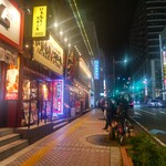 横浜家系ラーメン 魂心家 - 道路の真ん中を空けて、結構行儀よく並んでいる高校生たち