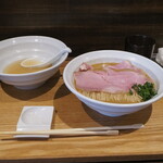 NIBOSHI MANIA - 自家製甘海老煮干とアサリの濃厚煮干ソバ着丼