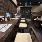 炭火焼和めし処 しんぱち食堂 - カウンター中程から入り口に向かって❗️