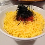 すみれ - すみれ味噌明太子ごはん。すみれの味噌に漬けた明太子と、錦糸卵がのせられている。平日ランチタイムはラーメンとのセットもあるよ