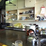 和 - カウンター席から厨房を見る