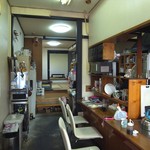 和 - 入口から奥まで、長い店内です。