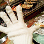 かき小屋 - 軍手で掴みます