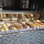 Bébé - ショーウィンドウの中には、１５種類ほどのケーキがずらり