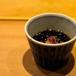 鮨　いの - とろんとしたもずくに比べて、ザクッと元気な食感のもずく。 上品な酢で体も気持ちも引き締まります。 口の中を整えて、さて、握っていただきましょうか。