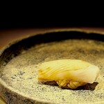 鮨　いの - アオリイカ。 ここで、よりしっかりした赤酢のシャリに変わりました。僕の好きな包丁が入ってます。 サクッとした食感から徐々に甘みが湧き出す時間差が好きなんです。