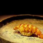 鮨　いの - クルマエビ。 サイズが鮨にドンピシャです。 あまり大型のは好きじゃない。 シャクシャクと、エビの旨味をあますことなくシャリと混ぜ合わせて 素晴らしくバランスがいい鮨。