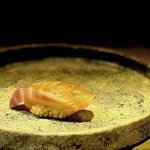 鮨　いの - 鯛。 これも愛媛の逸品。 春の鮨屋の全日本代表。 つまみの鯛と握りの鯛、仕込みはまったく別物でなければなりません。 握り用に仕上げられた素晴らしい仕込みです。