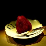 鮨　いの - どっかのイチゴ。 と思って帰ろうとしたら、まだ終わりじゃなかった。 鮨屋のデザートはめずらしいですね。 薄汚れたオジサンには、この瑞々しさというか、キラキラ感が まぶしいというか、ちょっと小っ恥ずかしくなってしまうんですよね・・ 口直しとしてとても爽やかな甘み。 やっぱり、なんか恥ずかしい・・