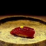 鮨　いの - カツオ漬け。 弟子くんが丁寧に漬けてました。 握る前の瞬間漬けですね。 カツオの上には生姜、下にはネギの、２段構えの香りの爆弾が仕込まれて ます。 いい香りです。