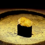 鮨　いの - 白エビの漬け。 いい感じに水分が抜けて、しっとりねっとり感が２割増。 旨味も重量級のエビに劣らないくらい。 ちょっと背が高すぎて口に入らず苦労してたら弟子くんに笑われました がな（笑）。