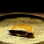 鮨　いの - 鰆。 これだけ、どうしたことか、残念でした。 皮目の炙りはいいんだけど、鰆の香りが良くない方向に仕上がってて、 かなり気になりました。