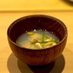 鮨　いの - ぷっくぷくのあさりがたくさん入った、冷たい出汁。 量感のある食感。 あさり、美味しいです。 滋味深く、少し暑い日にはぴったりの冷たい出汁は二日酔いだったなら、 もっと美味しかったろうな。