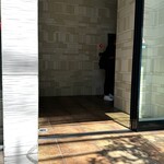 鮨　いの - 建物のエントランスからエレベーターまではフラット。