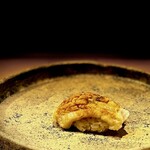 鮨　いの - アナゴ。 大崩壊系のアナゴですぞ！ 控えめな山椒が鼻腔を抜ける頃、口の中はとても幸せなアナゴリゾット に満たされます。 旨〜。 あー、素晴らしい鮨の連続でした。 飛行機やめて、夜の部もこのままいっちゃう？ と調子こいたこと考えるのは、もう酔ってる証拠。 嫁がいたら、めちゃ怒られそう。