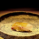 鮨　いの - イサキ。 前夜のイサキは、藁で燻して皮目をバリバリに炙った握りでした。 こちらは、熟成の香りと旨味で一点突破の握り。 これも旨い！