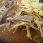 大雄 - 「ネギ肉」という大雄特有トッピング。店舗により盛られる量の違い、チャーシュー投入率の違いが激しいが片倉のネギ肉はご覧のようにチャーシュー率高い。