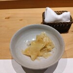 鮨裕 - ガリと指拭い♪ちょっとつまんじゃいました。笑