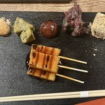 Ume Zono - 甘味点心　左から　きなこ白玉、抹茶蒸し（パフェのトッピングの一つらしい）、栗の渋皮煮、よもぎ餅、黒糖わらび餅、中央　みたらし団子。