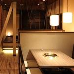 焼肉 あり福 - 木目素材を基調とした、ナチュラルで落ち着いた雰囲気