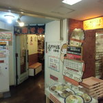 やきそば屋 - 左の食券機で買います。