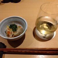 晩鶏 - お通しとグラスワインの白