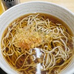 Soba Kobayashi - おネギ抜きで！ってお願いしたら、天かすがッ☆中細で腰が有り、喉越し抜群♡おツユも飲み干す美味しさです♡