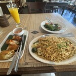 Bistro Remedios - 料理写真:マンゴジュース・サラダ・揚げ春巻き・焼きそば