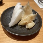 鮨 つぼみ - ガリとたくあん