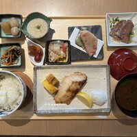 Indigo Home Kitchen Yamateras - 組子細工が施された美麗な御膳箱から木製トレイへ変更されていた。恐らく、お手入れにコストがかかっていたんだろうな。