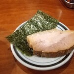 Ramen Sanga - 特製まぜそば（期間限定）の海苔とチャーシュー