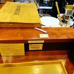 麺処 しろくろ - カンウター＆麺箱