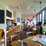 バンビーニ - 大きな窓のおかげで明るい店内
想像通り、女性のお客さんが圧倒的に多いですね